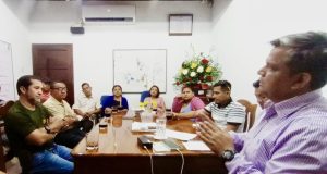 En exitosa reunión de trabajo, el alcalde Olmex Escalante Chota y representantes del Comando de Lucha del A.H 28 de julio, socializaron las diversas necesidades de las condiciones de las vías y calles del distrito, identificando áreas de acción inmediata para mejorar la calidad de vida de los residentes.