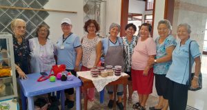 ADULTOS MAYORES EXHIBEN SUS CREACIONES