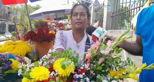 INESTABILIDAD AFECTA A VENDEDORAS DE FLORES