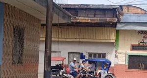 MAYNAS REALIZA PINTADO Y SEÑALIZACIÓN DE GIBAS EN EL PASAJE MICAELA BASTIDAS PARA MEJORAR LA SEGURIDAD VIAL