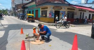 MAYNAS REALIZA COLOCACIÓN DE TAPAS DE BUZONES EN LAS CALLES 18 DE JULIO Y ATLÁNTIDA CON BRASIL