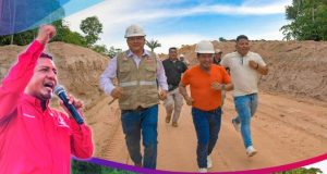 GOBERNADOR DR. RENÉ CHÁVEZ SUPERVISA CARRETERA PICUROYACU QUE TIENE UN AVANCE DEL 44%