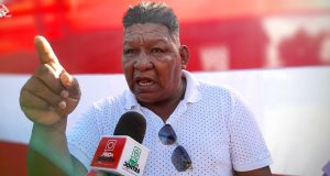 TRABAJADORES EXIGEN SALIDA DEL GERENTE DE SALUD