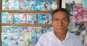 VENDEDOR DE LIBROS SE ENFRENTA A LA TECNOLOGÍA