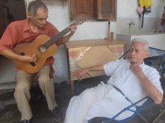 CON SU PIEDRA EN LA MANO