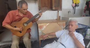 CON SU PIEDRA EN LA MANO