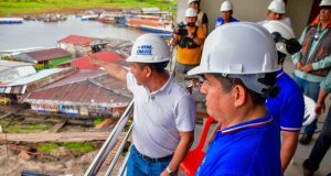 Gobernador regional René Chávez y director ejecutivo del Opipp verificaron construcción del moderno mercado de Productores