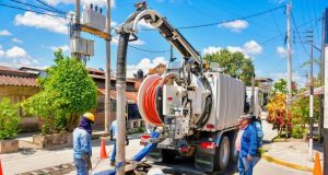 Gorel -Opipp con hidrojet, limpia buzón en el interior de la IEI No 318 en San Juan Bautista