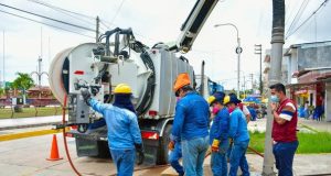 GOREL- OPIPP con hidrojets limpia buzones y alcantarillas en el contorno de la plaza Abelardo Quiñónes