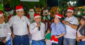 GOBERNADOR DE LORETO PRESENTE EN EL ENCENDIDO DEL ÁRBOL NAVIDEÑO EN LA PLAZA DE ARMAS DE IQUITOS