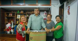 El alcalde Olmex Escalante Chota hizo entrega de indumentaria de cocina a la Asociación “Los Vencedores de Punchana” del Centro Integral de Atención al Adulto Mayor del distrito.