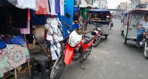 NO RESPETAN LA LÍNEA PEATONAL