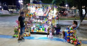 LA PLAZA 28 DE JULIO SE VISTE DE NAVIDAD