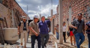 GOBERNADOR RENÉ CHÁVEZ CUMPLE PROMESA Y ENTREGA MATERIALES AL PADRE RAYMUNDO PORTELLI PARA LA AMPLIACIÓN DEL ALBERGUE «ALGO BELLO PARA DIOS»