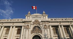 CONGRESO PROHÍBEN MINIFALDAS Y SHORTS A TRABAJADORES