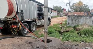 Continúan limpieza de buzones en la calle Diez de Agosto en AH Francisco Secada.