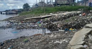 BASURA EN ZONA BAJA DE BELÉN AFECTA EL RÍO ITAYA