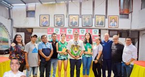 Comprometido con el deporte, el alcalde Olmex Escalante Chota, entregó un apoyo logístico para la liga distrital de voley de Punchan, sub 13 y sub 15, a fin de promover en las jóvenes deportistas mejoras continuas en la disciplina