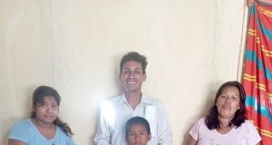 MUNICIPALIDAD DE PUNCHANA ENTREGA KITS ESCOLARES A MADRES DE FAMILIA DEL A.H. 15 DE MARZO