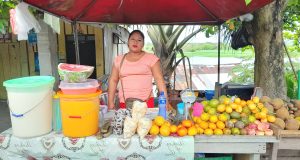 EN LA CURVA DE MORONACOCHA, EL COMERCIO NO DESCANSA