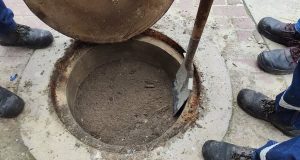 Hidrojet del Gorel – Opipp realiza limpieza de buzones en la calle Amazonas cuadra cuatro.