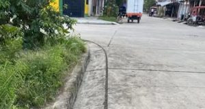 Con el objetivo de mantener un distrito limpio y ordenado, la Unidad de Gestión Ambiental de la Municipalidad Distrital de Punchana, realizó el trabajo de limpieza de cunetas y descolmatación de sifones en la calle Amazonas con 3 de octubre.