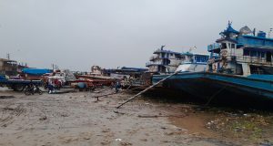 COMERCIO EN MASUSA CONTINÚA PESE A LA CRECIENTE DEL RÍO