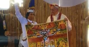 ARTISTA AMAZÓNICO CAUTIVÓ AL PAPA FRANCISCO CON MURAL SOBRE LA SELVA