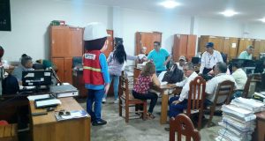 RESPONSABLE DE “PLAN MAYNAS” DESCUIDA ATENCIÓN Y ENTREGA POLOS EN HORARIO LABORAL