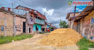 La Municipalidad Distrital de Punchana, a través de la Gerencia de Servicios Municipales, realizó la entrega de volquetadas de tierra para el mejoramiento de las vías en la intersección de la calle Jesús Valles con Conquistadores.