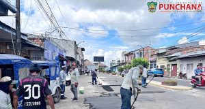 Con el objetivo de optimizar el tránsito vehicular y peatonal, la Municipalidad Distrital de Punchana, ejecuta trabajos de bacheo en la Av. 28 de Julio, una vía clave del distrito.