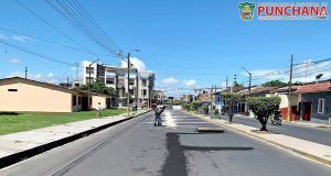 Continuando con los trabajos de mejoramiento de vías en el distrito de Punchana, personal de bacheo viene realizando el mantenimiento en la avenida 28 de julio, a fin de evitar accidentes de tránsito en esta importante zona del distrito.