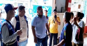 TRABAJADORES MUNICIPALES MALTRATAN A VENDEDORES DE SACHACHORRO