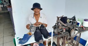 “JAPAI”, UN ZAPATERO QUE TAMBIÉN ARREGLA MÁQUINAS DE COSER