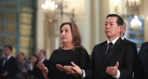 Dina Boluarte entre la crisis total por 0 % de aprobación y la frivolidad de su viaje a Roma