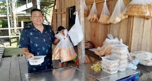 “LA ARAÑA” VENDE COMIDA EN MEDIO DEL PELIGRO EN EL PUERTO LAO