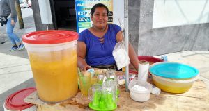 SACÓ ADELANTE A SU FAMILIA VENDIENDO AGUAJE