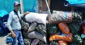 SACA ADELANTE A SU FAMILIA VENDIENDO CARBÓN