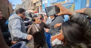 Puno: Turba agrede a juez que emitió medida cautelar que paraliza colegio de alto rendimiento en Juliaca