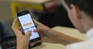 Restringen uso de celulares en colegios para mejorar el aprendizaje y prevenir ciberacoso
