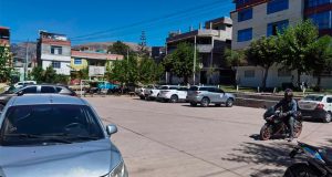 Ayacucho: Vecinos denuncian que presuntos funcionarios del GORE usan loza deportiva como estacionamiento