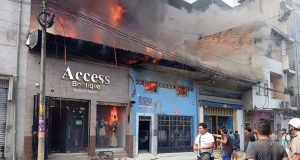 INCENDIO ARRASA TRES VIVIENDAS EN LA CALLE ARICA