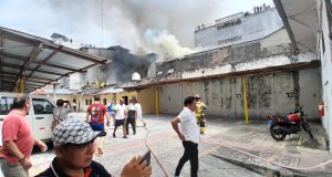 FUEGO ARRASA VIVIENDAS Y NEGOCIOS