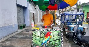 25 AÑOS ENDULZA A IQUITEÑOS CON SU HELADO DE AGUAJE