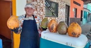 COCO HELADO A DOS SOLES EN CALLE YAVARÍ DE IQUITOS