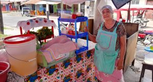 MANTIENE LA TRADICIÓN VENDIENDO CHIFA FRENTE AL HOSPITAL