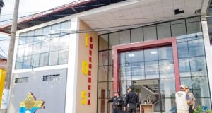 GOREL ENTREGA CAMIONETA AL 105 DE LA PNP Y ANUNCIA MÁS UNIDADES PARA REFORZAR LA SEGURIDAD EN LORETO