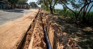 CONTINÚA LA COLOCACIÓN DE LÍNEA DE IMPULSIÓN DEL AGUA INTEGRAL