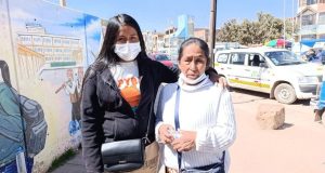 Juliaca: Familiares de joven herida en accidente de bus de la empresa Wayra exigen traslado a hospital en Arequipa