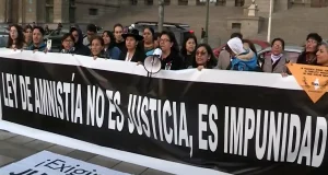 Ley amnistía Perú genera protestas masivas frente Palacio Justicia
